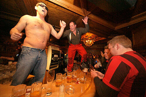 Aprés-Ski in Ischgl: Die Partys auf dem Alpen-Ballermann sind legendär. So richtig die Sau rauslassen und völlig abgehen - "Skifoahn" wird da schnell zur Nebensache.