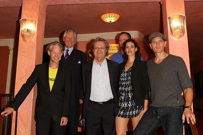 Steffen Wink, Christian Claaszen, Helmut Markwort, Herbert Schäfer, Genoveva Mayer und Götz Otto bei der Premiere der Komödie "The Kingês speech" am 18.09.2013 im Bayerischen Hof in München.