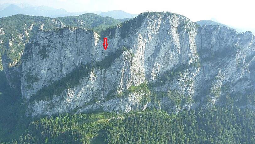 Ein 47-jähriger Straubinger ist an der Drachenwand 250 Meter tief gestürzt und hat sich dabei tödliche Verletzungen zugezogen. Ein 47-jähriger Straubinger ist an der Drachenwand 250 Meter tief gestürzt und hat sich dabei tödliche Verletzungen zugezogen.