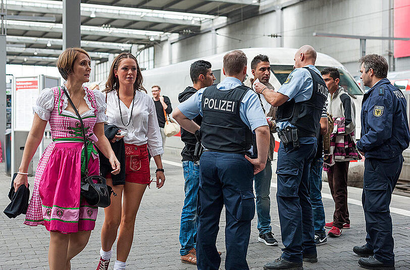 Flüchtlinge und Wiesn-Besucher treffen in München aufeinander, Bilder vom Hauptbahnhof am ersten Tag des Oktoberfests.