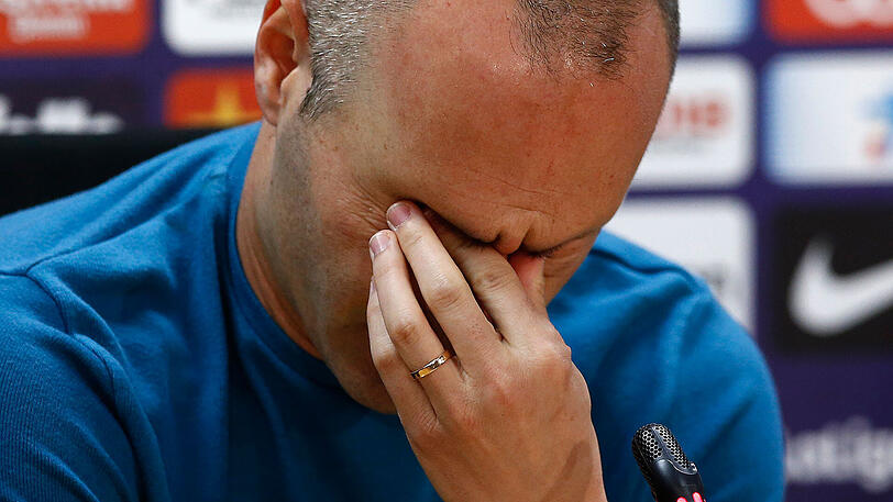 Sichtlich bewegt verkündet Barca-Legende Andres Iniesta seinen Abschied aus Barcelona nach 22 Jahren.
