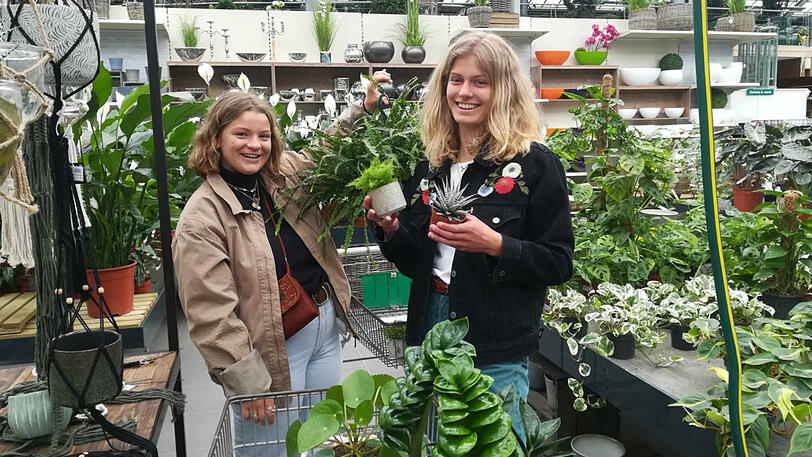 Die Schülerinnen Luisa Rauscher (16, l.) und Helena Herzog (17).