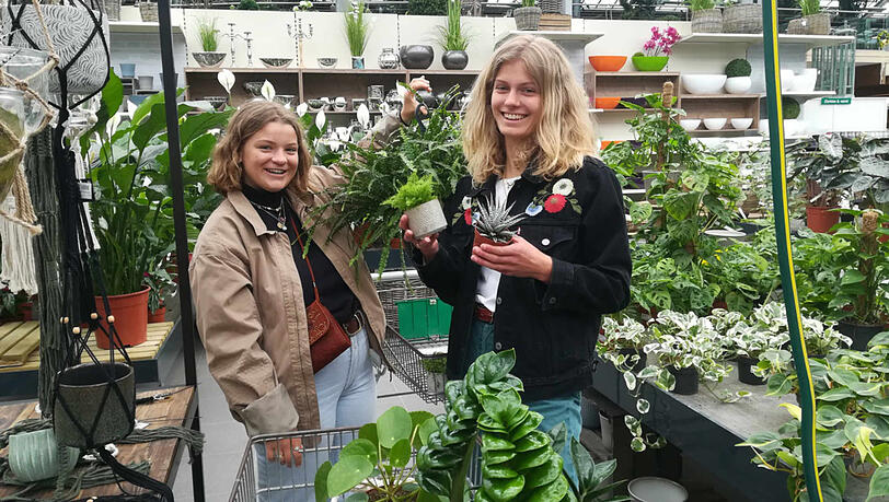 Die Schülerinnen Luisa Rauscher (16, l.) und Helena Herzog (17). Die Schülerinnen Luisa Rauscher (16, l.) und Helena Herzog (17).