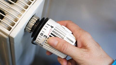 Strom sparen soll sich finanziell lohnen - doch die SPD sieht da einige Probleme.