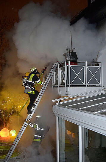 Bilder vom Feuerwehreinsatz in Harlaching. Die Brandursache ist noch unklar.