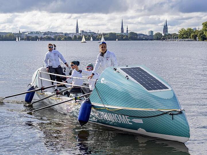 Die Ruderinnen Catharina Streit, Stefanie Kluge, Timna Bicker und Meike Ramuschkat (v.l.) auf der Hamburger Außenalster.