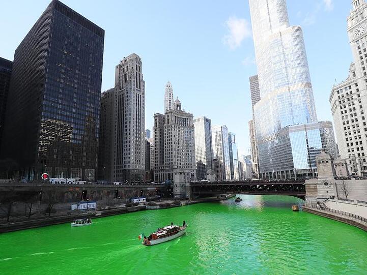Der Chicago River wird für den St. Patrick's Day grün eingefärbt.