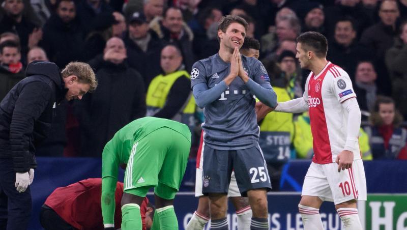 Bayerns Thomas Müller sah im Spiel gegen Ajax Amsterdam die Rote Karte. Bayerns Thomas Müller sah im Spiel gegen Ajax Amsterdam die Rote Karte.