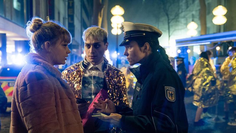 Nach einem Brand während eines Raves unter Münchens Hauptbahnhof vermisst Nellie (Lilly Charlotte Dreesen, l) ihren Bruder Max.
