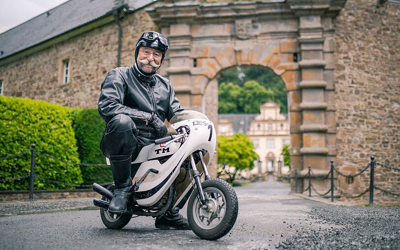 Horst Lichter düst auf zwei Rädern zum pittoresken Schloss Ehreshoven, wo die diesjährige "Bares für Rares XXL"-Sendung aufgezeichnet wurde. Kurz nach Beginn wird die Ausstrahlung jedoch für zehn Minuten unterbrochen. Horst Lichter düst auf zwei Rädern zum pittoresken Schloss Ehreshoven, wo die diesjährige "Bares für Rares XXL"-Sendung aufgezeichnet wurde. Kurz nach Beginn wird die Ausstrahlung jedoch für zehn Minuten unterbrochen.