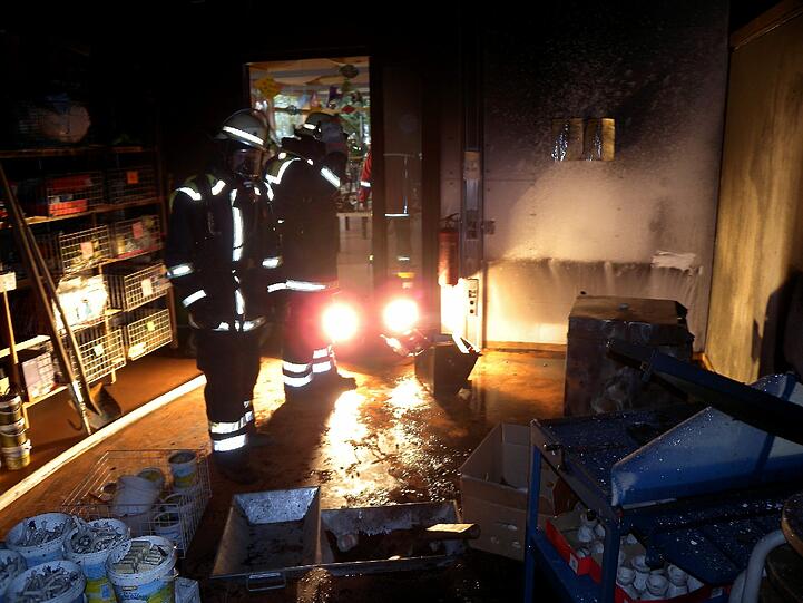 Die Feuerwehr Baierbrunn bei Löscharbeiten im Werkraum der Grundschule.