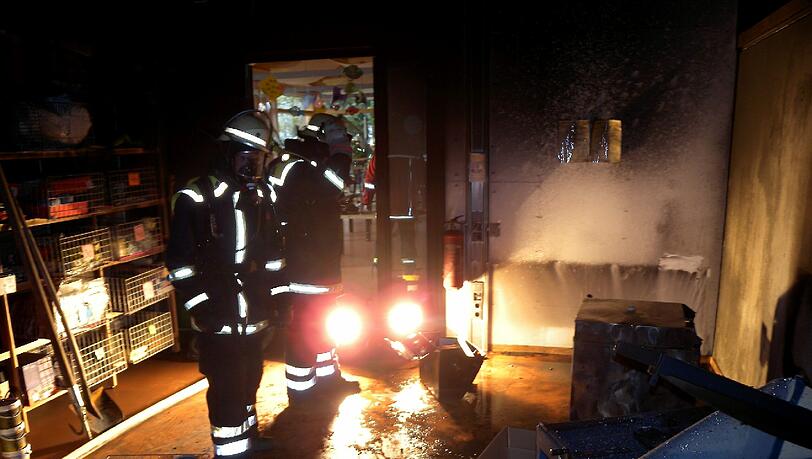 Die Feuerwehr Baierbrunn bei Löscharbeiten im Werkraum der Grundschule.