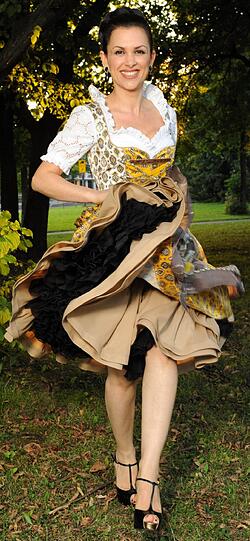 In Schwabing wird ein Edel-Dirndl von Luxus-Designer Manuel Luciano präsentiert. Den Promi-Damen gefällt's.