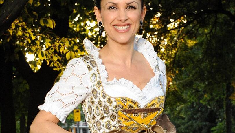 In Schwabing wird ein Edel-Dirndl von Luxus-Designer Manuel Luciano präsentiert. Den Promi-Damen gefällt's. In Schwabing wird ein Edel-Dirndl von Luxus-Designer Manuel Luciano präsentiert. Den Promi-Damen gefällt's.