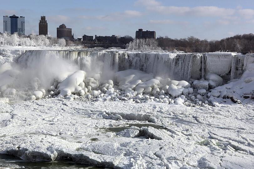 Die Niagarafälle im Schnee: Der riesige Wasserfall, der im Osten die Grenze zwischen den USA und Kanada markiert, ist bei eisigen Temperaturen verschneit und teils zugefroren. Die irren Bilder!