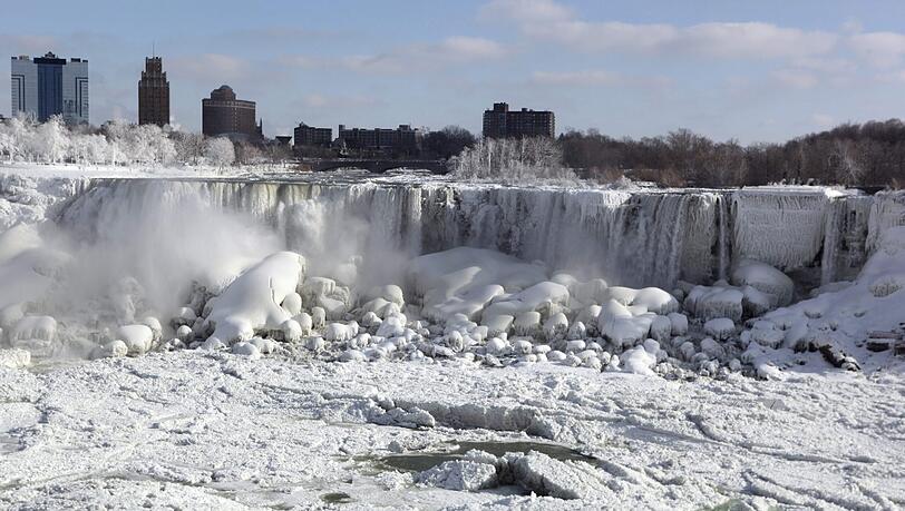 Die Niagarafälle im Schnee: Der riesige Wasserfall, der im Osten die Grenze zwischen den USA und Kanada markiert, ist bei eisigen Temperaturen verschneit und teils zugefroren. Die irren Bilder! Die Niagarafälle im Schnee: Der riesige Wasserfall, der im Osten die Grenze zwischen den USA und Kanada markiert, ist bei eisigen Temperaturen verschneit und teils zugefroren. Die irren Bilder!