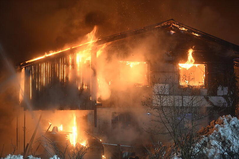 Brand in Obing: In einer Schreinerei war Feuer ausgebrochen. 200 Feuerwehrler kämpften gegen die Flammen. Das Gebäude brannte nieder.