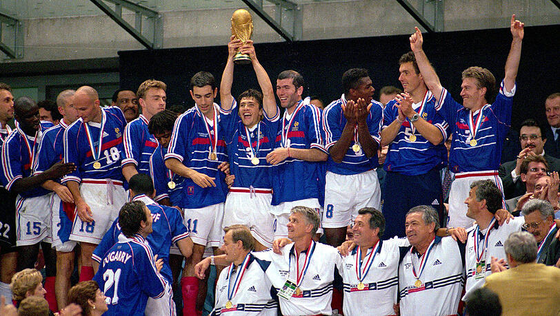 1998: Die französische Nationalmannschaft ist Weltmeister geworden. Bayern-Spieler Bixente Lizarazu reckt den Pokal in die Höhe. 1998: Die französische Nationalmannschaft ist Weltmeister geworden. Bayern-Spieler Bixente Lizarazu reckt den Pokal in die Höhe.