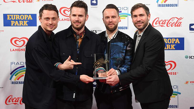 Die Band "Revolverheld", Jakob Sinn (l-r), Johannes Strate, Kristoffer Hünecke und Niels Kristian Hansen, Preisträger Band National 2018 bei den Radio Regenbogen Awards, kommen zur Verleihung der Awards in den Europa-Park.