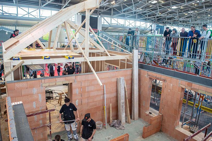 Die unterschiedlichen Gewerke arbeiten am 2019 entstandenen Rohbau zusammen, um nun den Innenausbau gemeinsam anzugehen.