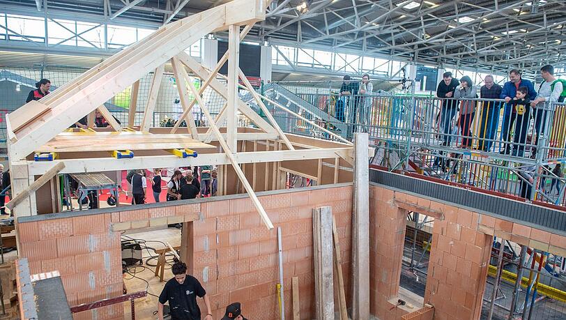 Die unterschiedlichen Gewerke arbeiten am 2019 entstandenen Rohbau zusammen, um nun den Innenausbau gemeinsam anzugehen. Die unterschiedlichen Gewerke arbeiten am 2019 entstandenen Rohbau zusammen, um nun den Innenausbau gemeinsam anzugehen.