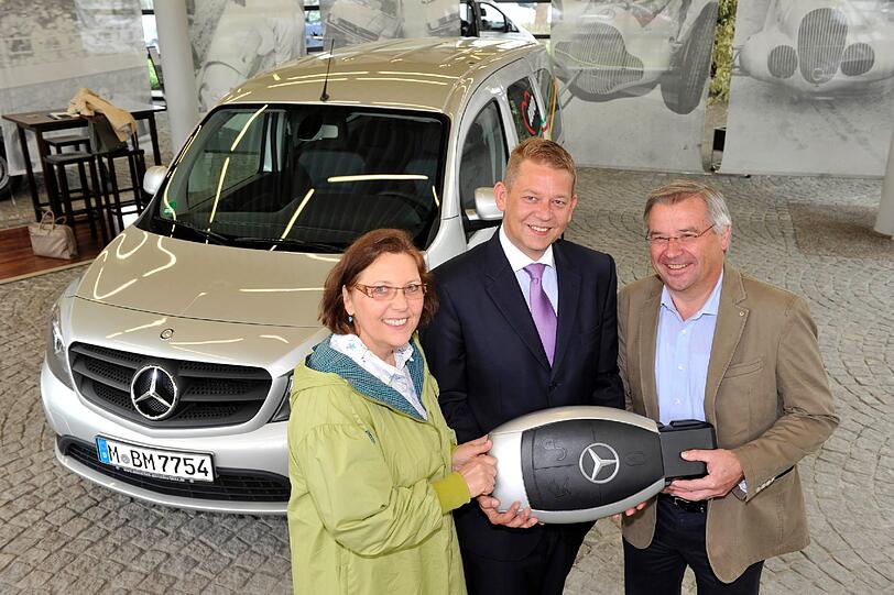 V. l.: Angela Pfister-Resch, Leiterin der Wohnungsnotfallhilfe, Thomas Kretzschmar (Mercedes Benz Centerleiter Perlach) und AWO Kreisvorsitzender Max Wagmann.