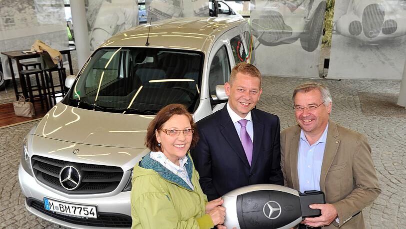 V. l.: Angela Pfister-Resch, Leiterin der Wohnungsnotfallhilfe, Thomas Kretzschmar (Mercedes Benz Centerleiter Perlach) und AWO Kreisvorsitzender Max Wagmann. V. l.: Angela Pfister-Resch, Leiterin der Wohnungsnotfallhilfe, Thomas Kretzschmar (Mercedes Benz Centerleiter Perlach) und AWO Kreisvorsitzender Max Wagmann.