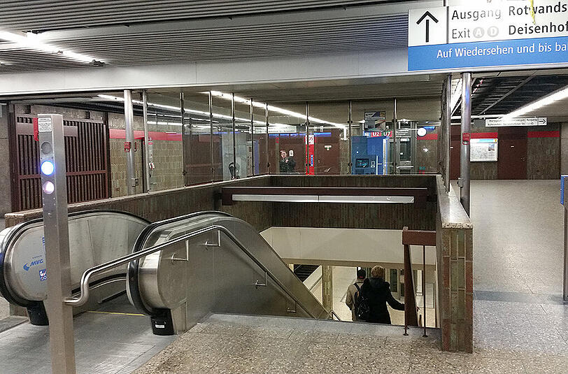 Der Tatort: das Sperrengeschoss U-Bahnhof Untersbergstraße.