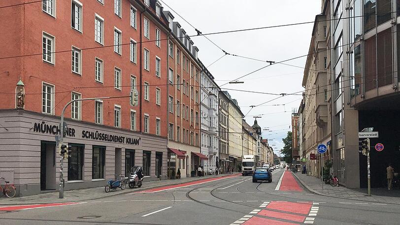 Etwas kahl: Die Fraunhoferstraße heute &ndash; mit den markanten Radlstreifen.