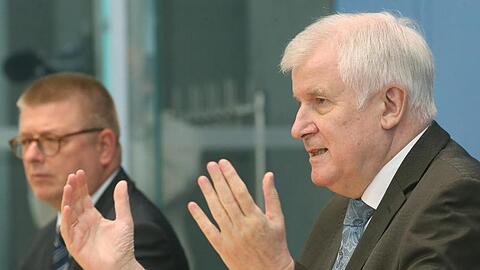 Thomas Haldenwang (l.), Präsident des Bundesamtes für Verfassungsschutz, und Bundesinnenminister Horst Seehofer.
