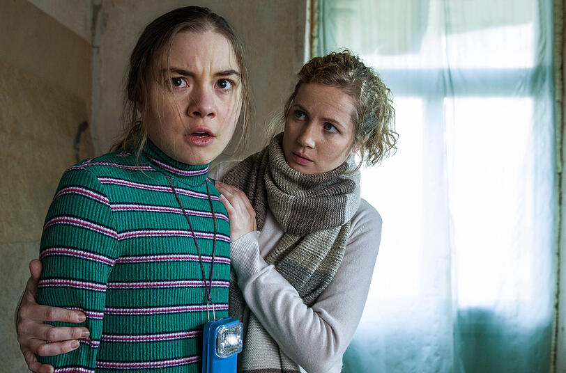 Leonie Winkler (Cornelia Gröschel, r) tröstet Talia (Hannah Schiller) in einer Szene des "Tatort: Parasomnia" aus Dresden.