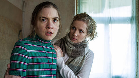Leonie Winkler (Cornelia Gröschel, r) tröstet Talia (Hannah Schiller) in einer Szene des "Tatort: Parasomnia" aus Dresden.