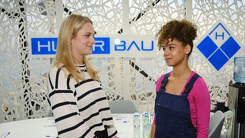 "Unter uns": Cecilia (l.) ist erleichtert, als sie das Missverständnis mit Paula schnell klären kann.