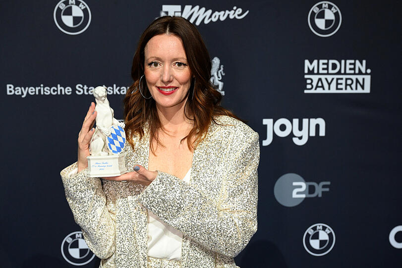 Die Schauspielern Lavinia Wilson (“Cassandra“) steht mit ihrem Preis bei der Verleihung des TV- und Streaming-Awards "Blauer Panther"auf dem Blauen Teppich.