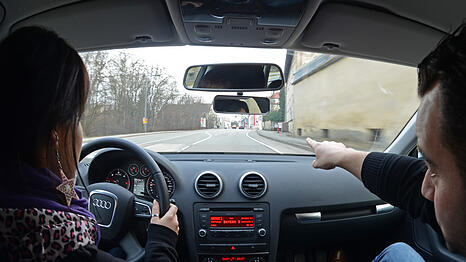 Eine Fahrsch&uuml;lerin bekommt Anweisungen von ihrem Fahrlehrer.