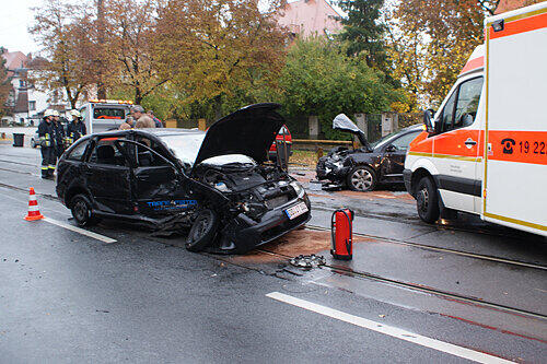 Vier Schwerverletzte forderte dieser Unfall gestern Vormittag im Stadtteil Erlenstegen. Er blockierte auch die Straßenbahn.