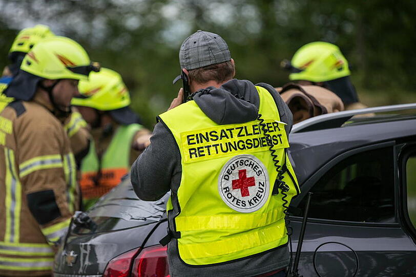 Bei Fridolfing kam ein 73-Jähriger auf die Gegenfahrbahn und kollidierte mit einem entgegenkommenden Pkw.