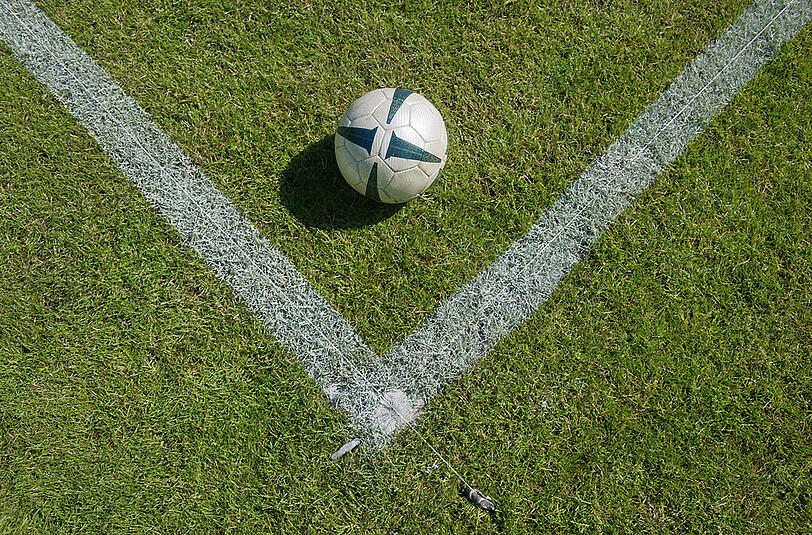 Der Wurm war drin im Spiel der Hobby-Kicker des SC Mödling: Nach der 2:42-Niederlage dürfen sie jetzt den Rasen nicht mehr betreten.
