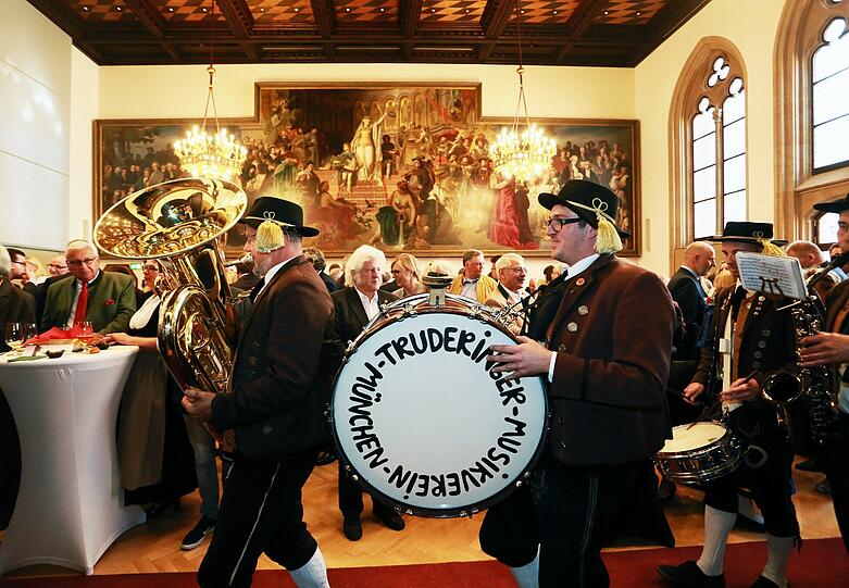 Ein Ständchen zum 70.: Der Truderinger Musikverein dreht eine Runde im Saal.