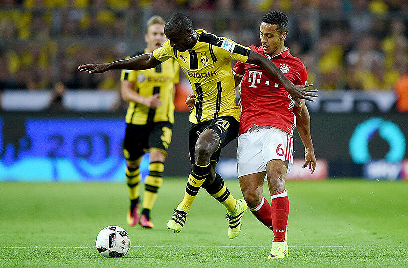 Duell im Supercup-Finale: Dortmunds Adrian Ramos (l.) gegen Thiago vom FC Bayern.