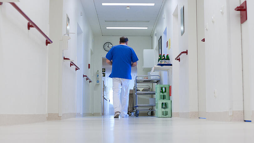 Allein auf weitem Flur: Pfleger in einem Krankenhaus in Niedersachsen.