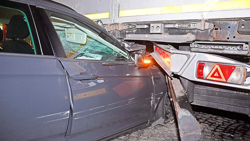 Auf der A99 bei Aschheim krachte ein Fahrzeug in einen Lkw. Der Fahrer wurde schwer verletzt.