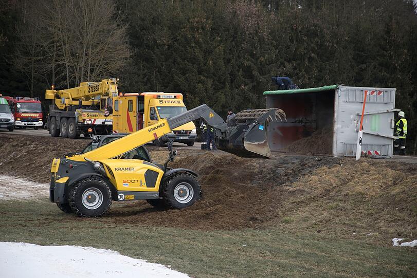Ein Lkw ist am Freitag von der Straße abgekommen und verlor dabei einen Container mit Pferdemist.