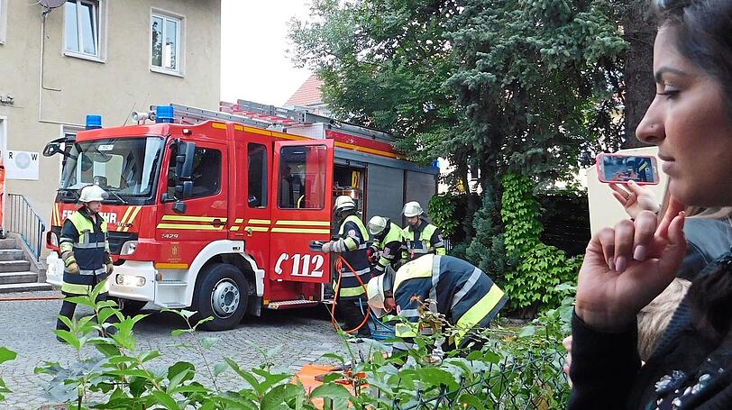Im Ortskern: Die Feuerwehr und das alte Truderinger Rathaus (links), das ein Tauschobjekt werden könnte.