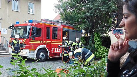 Im Ortskern: Die Feuerwehr und das alte Truderinger Rathaus (links), das ein Tauschobjekt werden könnte.