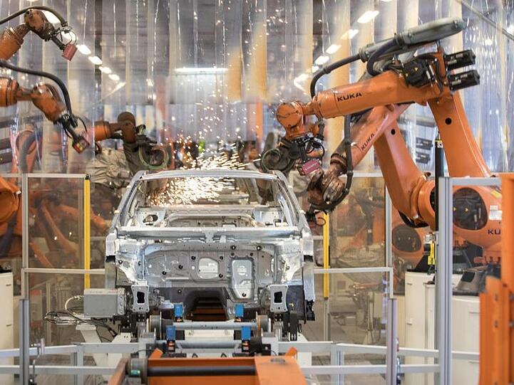 Die Karosserie für einen VW Passat wird von Robotern zusammengefügt. Foto: Jörg Sarbach/Archivbild