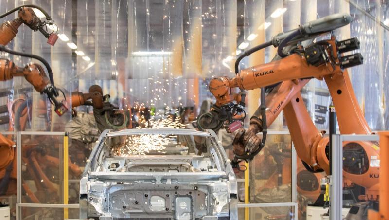 Die Karosserie für einen VW Passat wird von Robotern zusammengefügt. Foto: Jörg Sarbach/Archivbild Die Karosserie für einen VW Passat wird von Robotern zusammengefügt. Foto: Jörg Sarbach/Archivbild