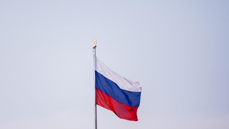 Die Flagge der Russischen Föderation auf der Botschaft Russlands in Berlin.
