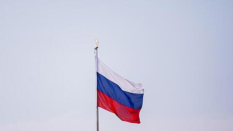 Die Flagge der Russischen Föderation auf der Botschaft Russlands in Berlin.