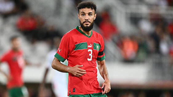 Marokkos Noussair Mazraoui (l.) ist mit Marokko beim Afrika-Cup ausgeschieden.